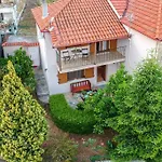 Small House With Garden & View *